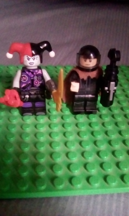 LEGO MOC - 16x16: Batman-80 - 'Бэтмен своими руками': Бэтмен состоит из этой, этой, и этой минифигурки.<br />
<br />
Харли Квинн состоит из этой и этой минифигурки.<br />
