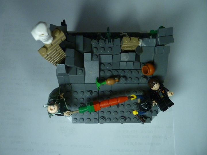 LEGO MOC - 16x16: Duel - Поединок Гарри Поттера и Волан-де-морта.: Вид сверху. Видны развалины и горшок с выпавшей мандрагорой.