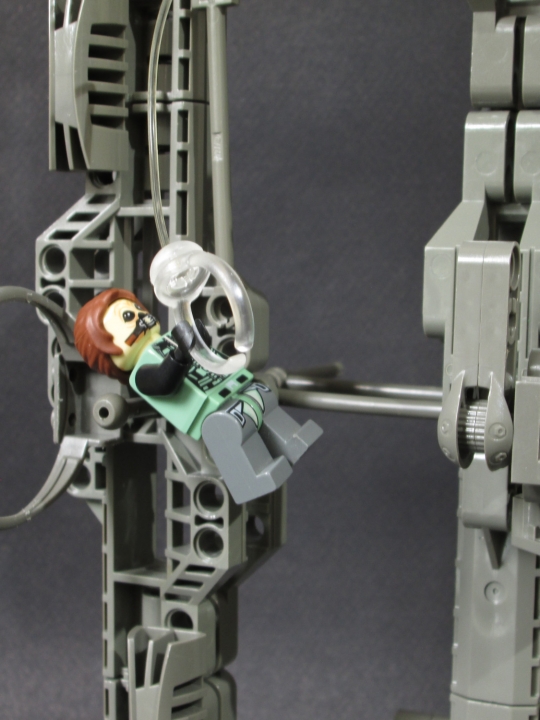 LEGO MOC - 16x16: Duel - Бесконечный дождь: А вот с этой дамочкой лучше не связываться! Её таинственное оружие не оставляет шансов на выживание.