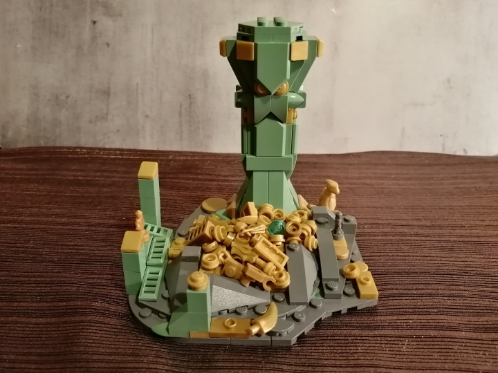 LEGO MOC - 16x16: Micro - Смауг в Эреборе.: Для передачи образа я использовал песочного-зелёный и золотой цвета, а также рельефную форму колонны.