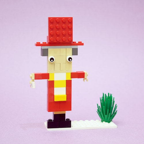 LEGO MOC - New Year's Brick 2020 - Щелкун: В зубах у него небольшой желтый орех.