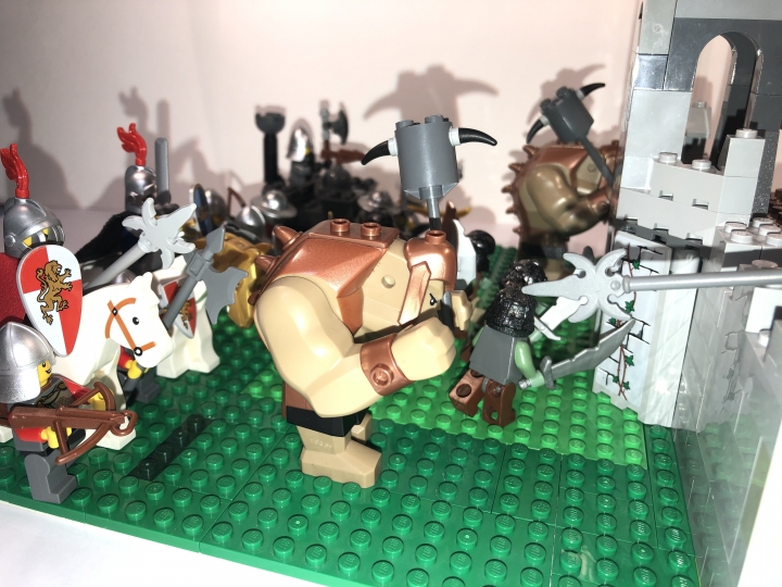 LEGO MOC - Младшая лига. Конкурс 'Средневековье'. - Штурм сторожевой башни: Правый тролль атакован рыцарями.