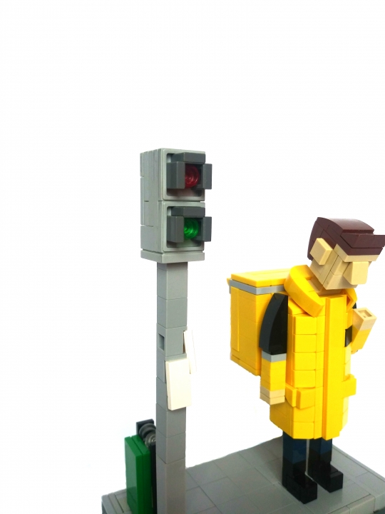 LEGO MOC - LEGO-конкурс 16x16: 'Все работы хороши' - Курьер: Светофор, обклеенный объявлениями