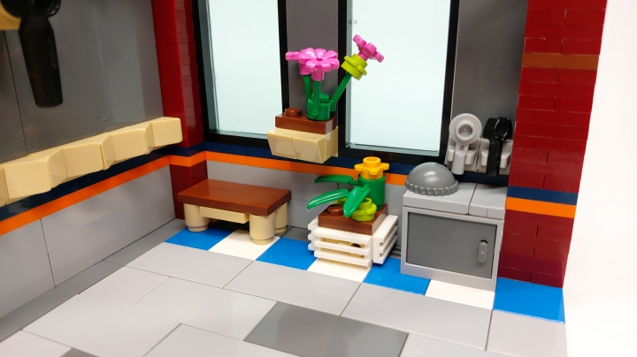 LEGO MOC - LEGO-конкурс 16x16: 'Все работы хороши' - Специалист по ремонту и обслуживанию поршневых авиадвигателей : Скамейка для отдыха, зелёный уголок и рабочий стол с инструментами и шапкой.
