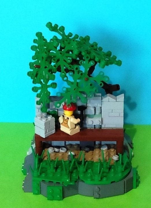 LEGO MOC - LEGO-конкурс 16x16: 'Все работы хороши' - Реставратор: Вот основной ракурс. Реставратор очищает кладку стену. Слева от него лежат заранее приготовленные кирпичи. Правую часть стены он уже привел в порядок, срубил мешающую ветку дерева.