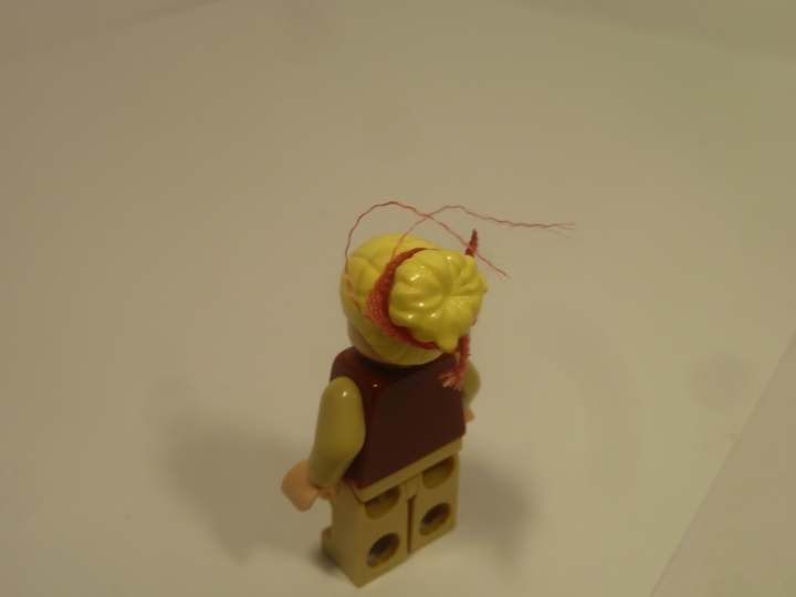 LEGO MOC - LEGO-конкурс 16x16: 'Иллюстрация' - 'Страна невыученных уроков': Так же я постарался сделать косички, но получилось не очень реалистично, потому что это из лего сделать практически не реально