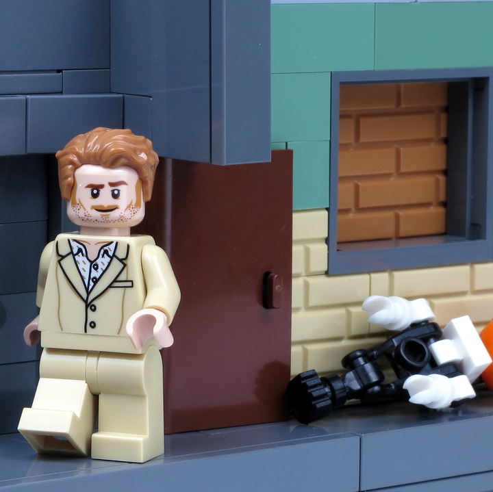 LEGO MOC - LEGO-конкурс 16x16: 'Иллюстрация' - Виктор Пелевин 'Принц ГосПлана': </center></i><br>Саша вышел из комнаты и побрел по коридору назад,  но  решетка,  отделявшая коридор от сводчатого зала, оказалась опущенной. Саша  вспомнил,  что  услышал звук ее падения через секунду после того, как ударил ногой по манекену,  но  в тот момент не обратил на это внимания.<br><br />
Вернувшись, он еще раз поглядел на пол, потом на обои, и  заметил  в  одном месте контур заклеенной двери.  Он  подошел  и  нажал  на  нее  плечом.  Дверь<br />
прогнулась, но не открылась; видимо, она была очень тонкой. Тогда Саша  отошел<br />
на несколько метров, сжал кулаки и с разгону врезался в нее плечом -  с  такой<br />
силой, что, распахнув ее и с хрустом прорвав обои, пронесся еще метр  или  два по воздуху, и только потом, споткнувшись обо что-то, полетел на  пол,  мельком увидев впереди чьи-то плечи, затылок и спинку стула.<br>