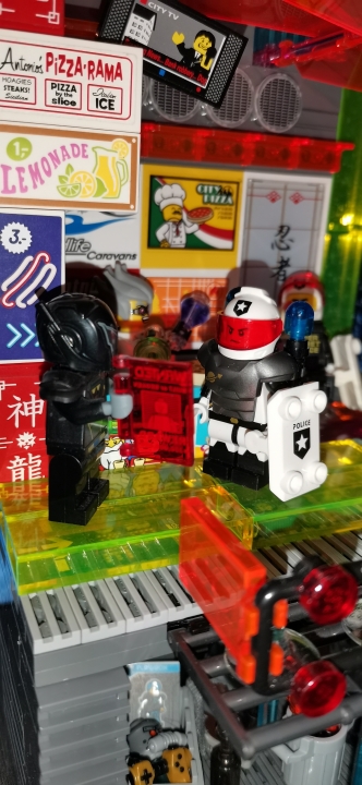 LEGO MOC - LEGO-contest 16x16: 'Cyberpunk' - Rain, COPs and robots