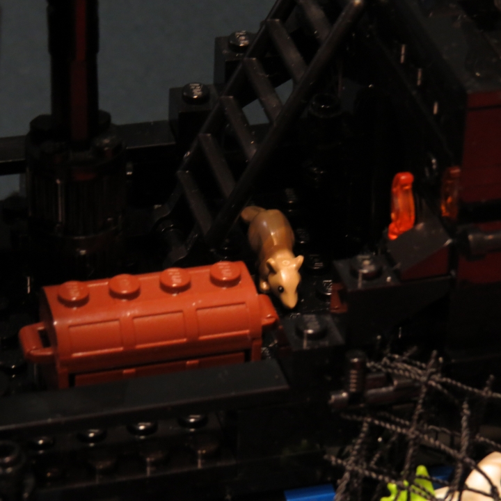 LEGO MOC - LEGO-contest 24x24: 'Pirates' - Черная акула династии МакШарков: Индикатор плавучести корабля на месте, а значит нашим пиратам ничего не угрожает.