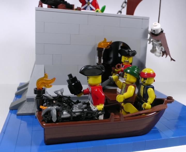 LEGO MOC - LEGO-contest 24x24: 'Pirates' - Бомба для губернатора или Драма на КПП: Слева от рядового Стормупера можно видеть скелет Длинноносого Джека Уорнера, морского разбойника, повешенного здесь для устрашения пиратов, который, кажется, с интересом наблюдает за происходящим. Его теперешнее состояние - последствие рачительной реквизиции его роскошного платья и работа морских птиц, освобождающих труп от ненужного груза за считанные часы. Начальство совершенно не беспокоится об условиях труда солдат, вынужденных терпеть ЭТО за окном.