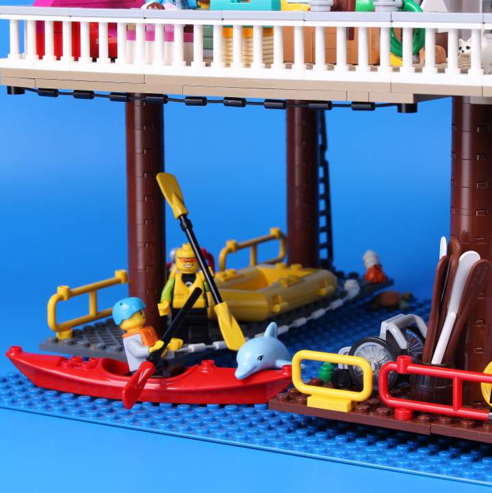LEGO MOC - LEGO-конкурс 'Светлое будущее' - Всё у нас прекрасно!: А это соседи. Они часто заплывают в гости. То похвастаются новым шлемом, то новой байдаркой.