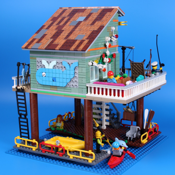 LEGO MOC - LEGO-конкурс 'Светлое будущее' - Всё у нас прекрасно!: И пусть вас не смущает 'пёстрая' крыша! Её регулярно чинят и ей нипочём любые невзгоды!