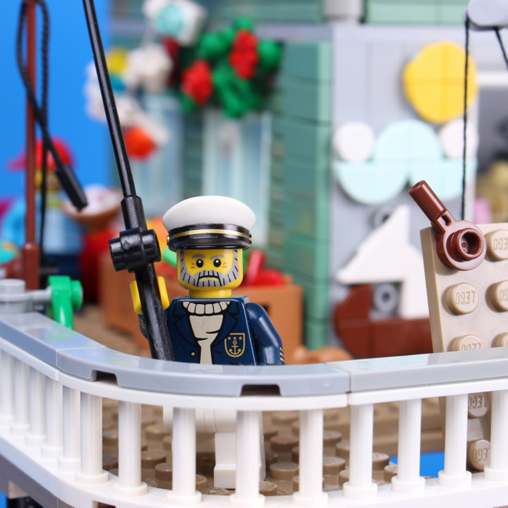 LEGO MOC - LEGO-конкурс 'Светлое будущее' - Всё у нас прекрасно!: А вот и 'Капитан' нашего дома. Старый морской волк лучше всех знает, что и как надо делать на воде.