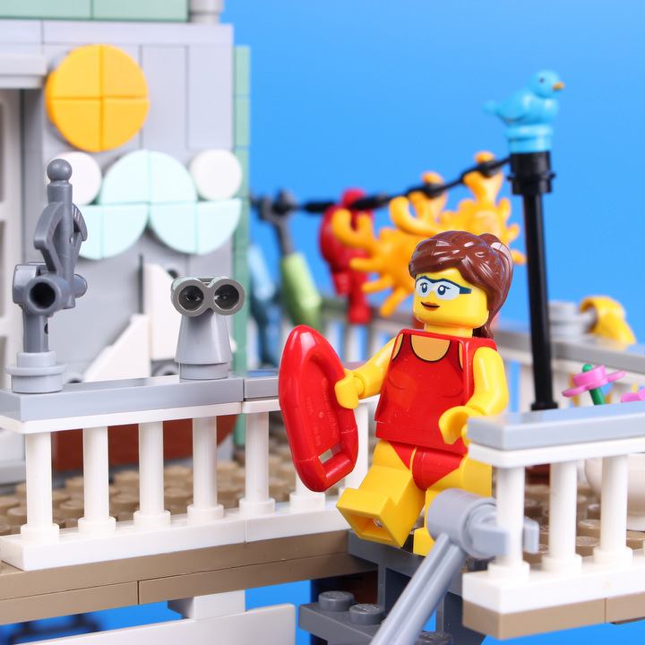 LEGO MOC - LEGO-конкурс 'Светлое будущее' - Всё у нас прекрасно!: А это всегда бодрая Спасательница. Вот и сейчас она идёт искупнуться и посмотреть не нужна ли кому её помощь.
