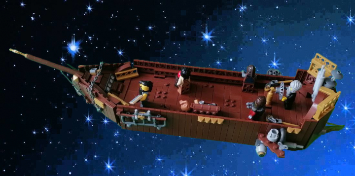 LEGO MOC - LEGO-конкурс 'Путь к звездам' - Astro Korsaros: На этом фото показана палуба с людьми на ней. Здесь мы видим главного пирата - седого старика с протезом вместо правой руки, двух его помощников, юнгу, тянущегося за яблоком, и ещё одного пирата, смотрящего на карту планет с сокровищами.<br />

