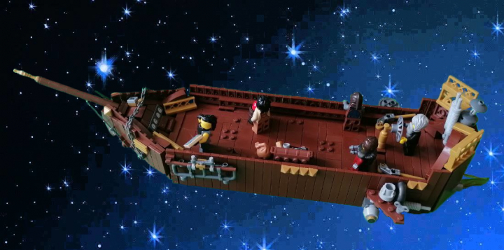 LEGO MOC - LEGO-конкурс 'Путь к звездам' - Astro Korsaros: На этом фото показана палуба с людьми на ней. Здесь мы видим главного пирата - седого старика с протезом вместо правой руки, двух его помощников, юнгу, тянущегося за яблоком, и ещё одного пирата, смотрящего на карту планет с сокровищами.<br />
