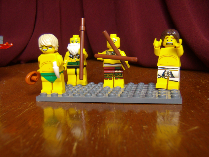 LEGO MOC - Because we can! - Caveman fire discovery: Минифигурки пещерных людей (слева направо): повар, старейшина, барабанщик, трусливый пещерный человек.