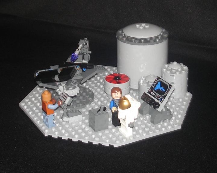 LEGO MOC - Because we can! - Forward to the stars!: Главный инженер дорабатывает скафандр, устанавливая новую систему жизнеобеспечения.<br />
