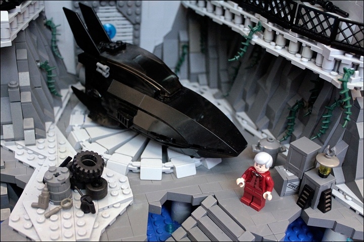 LEGO MOC - Heroes and villians - Batcave: 1-ый уровень. Технический отсек. Тут Уейн может сесть на любую доступную ему технику. В данный момент на платформе стоит Batboat- водное судно Рыцаря.