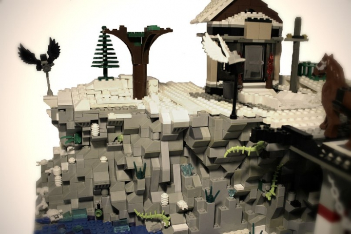 LEGO MOC - New Year's Brick 2014 - Новогодняя история!): И ещё вид сбоку!Тут мы видим панораму гор!На горах различная растительность и кристалы!
