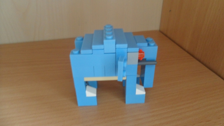 LEGO MOC - 16x16: Animals - Hunting on blue elephant: Сбоку.