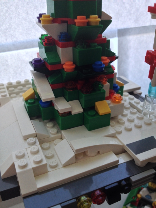 LEGO MOC - New Year's Brick 3015 - Новый год в облаках: Новогодняя елка. Как ни странно символы нового года  ничуть не изменились и к 3015 году.