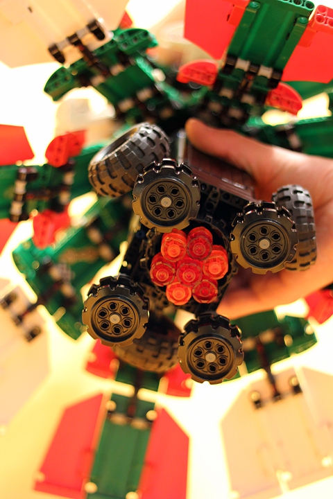 LEGO MOC - New Year's Brick 3015 - Космический корабль класса 'Ель': Установлен субсветовой плазменный двигатель.