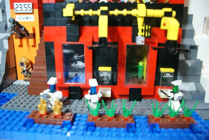 LEGO MOC - New Year's Brick 3015 - 3015-ый, привет из 2015 года: Минус первый этаж (аквариум, где разводится рыба, мини-теплица, 'грядки', роботы-помощники, скафандр для погружений)