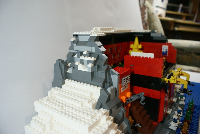 LEGO MOC - New Year's Brick 3015 - 3015-ый, привет из 2015 года: Вход в дом, представляющий из себя сдвигающуюся часть скалы
