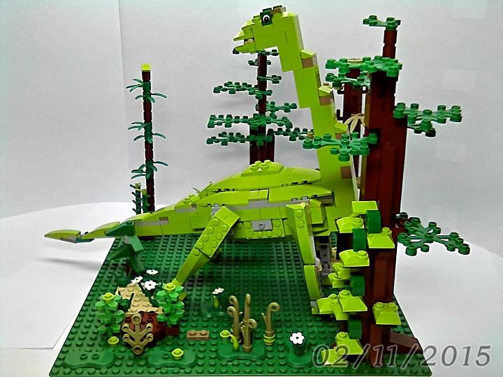 LEGO MOC - Jurassic World - Трагическая былина о зауроподе: Приглядевшись тщательнее, мы замечаем в тени деревьев странное животное. Исполинских размеров ящер выбрался из дремучей чащи погреть свои бока и полакомиться сочной зеленью крон, недоступных другим травоядным.