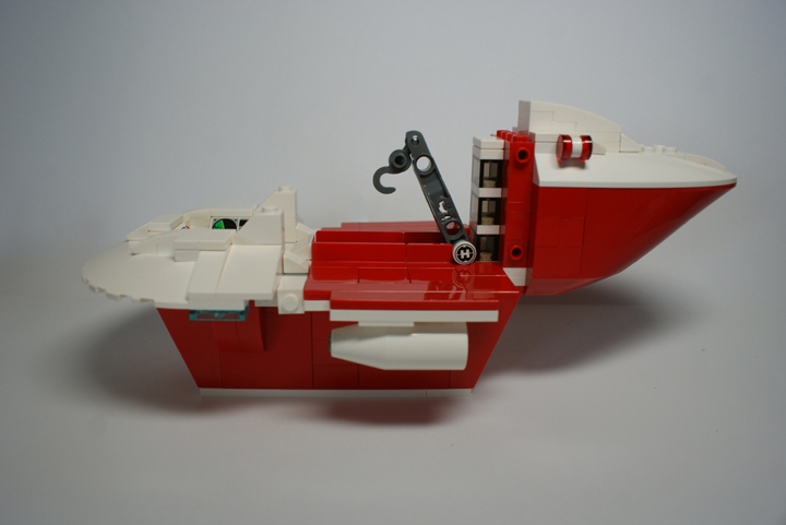 LEGO MOC - Submersibles - Грузовая подводная лодка CS-R32: Справа от крана находится лифт, при помощи которого команда судна поднимается в свои каюты, машинное отделение или грузовой отсек в трюме