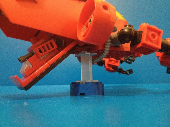 LEGO MOC - Submersibles - Глубина - 2000 метров....: Помимо манипуляторов, этот батискаф оснащён большим грузовым отсеком, способным вмещать минидрона. 