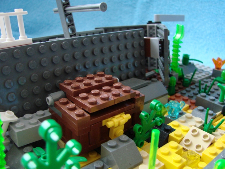 LEGO MOC - Submersibles - Вперед, за сокровищами!: Вот это да! Рядом с полуразвалившимся кораблем стоит сундук. Интересно, что же там внутри??