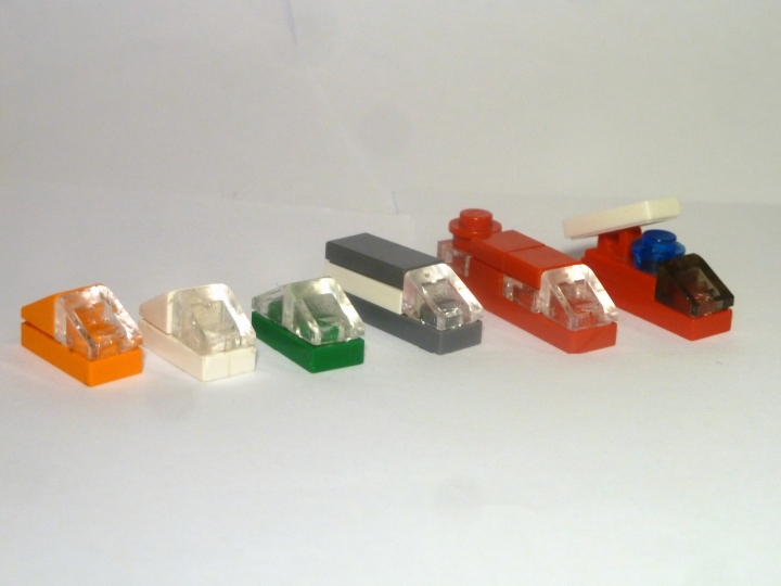LEGO MOC - 16x16: Micro - Годод Солнечногорск на реке Волшебная.: Сами машины.<br />
3 легковушки, грузовик, автобус и пожарная машина.