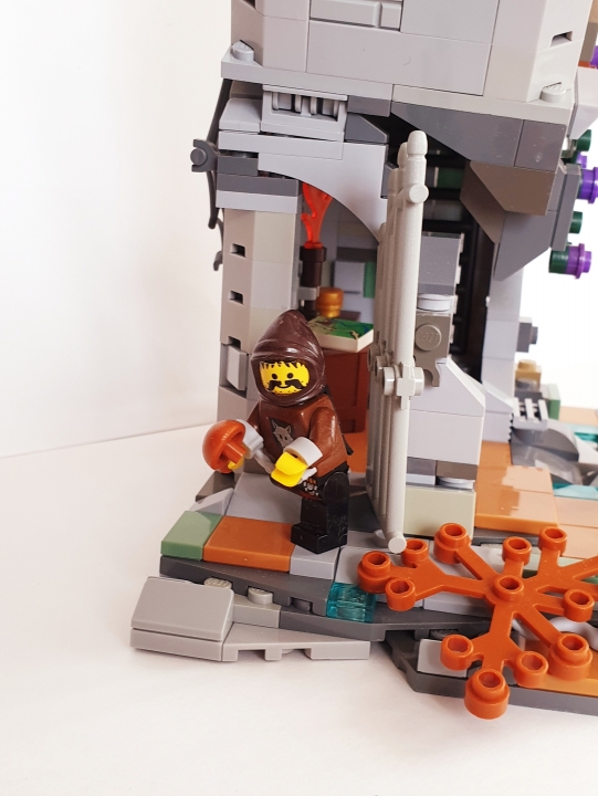 LEGO MOC - Младшая лига. Конкурс 'Средневековье'. - Неожиданное нападение Мадам Матильды: А он не стал терять такого удобного шанса, поэтому храбро и доблестно украл индюшью ножку и сбежал через старый вход в сторожевую башню. 