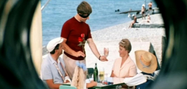 Дитям мороженое, бабе цветы